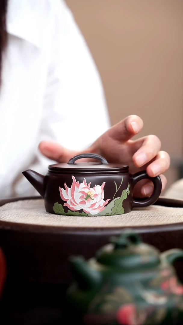 茶壶紫砂紫脂泥汉瓦泥绘荷花