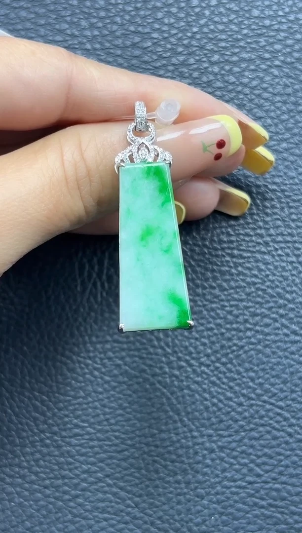 颈饰18K金镶嵌翡翠YM1192-1 无事牌