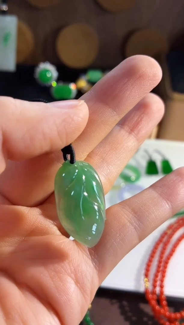 颈饰未镶嵌翡翠吊坠