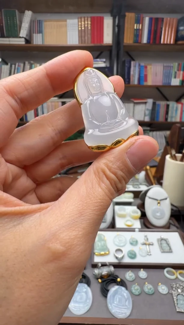 颈饰18K金镶嵌翡翠观音吊坠