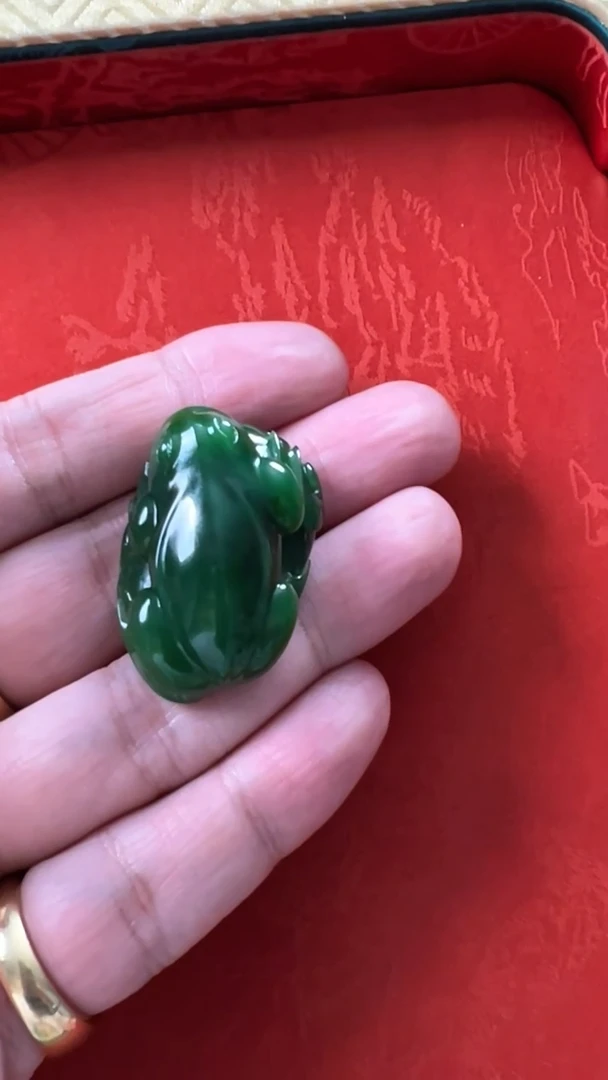 未镶嵌和田玉挂件碧玉聚红皮俏色“呱呱来财”