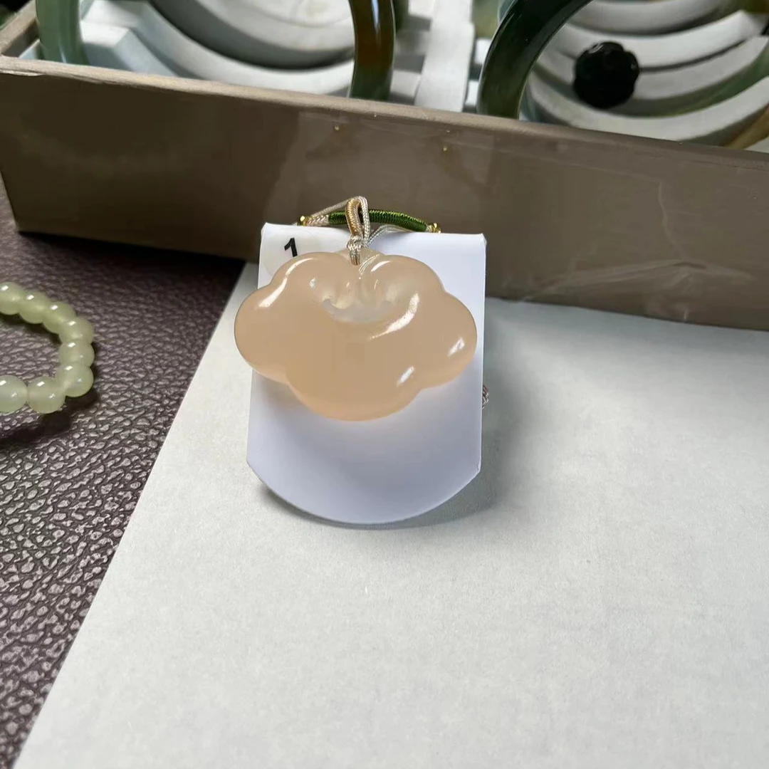 藕粉祥云锁石英岩质玉挂坠（转盘一号位置）