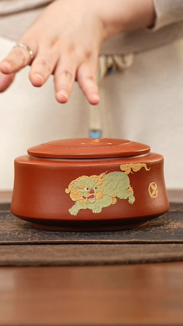 紫砂茶叶罐朱泥泥绘青狮刻如意醒茶罐