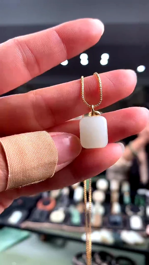 颈饰18K金镶嵌和田玉挂件