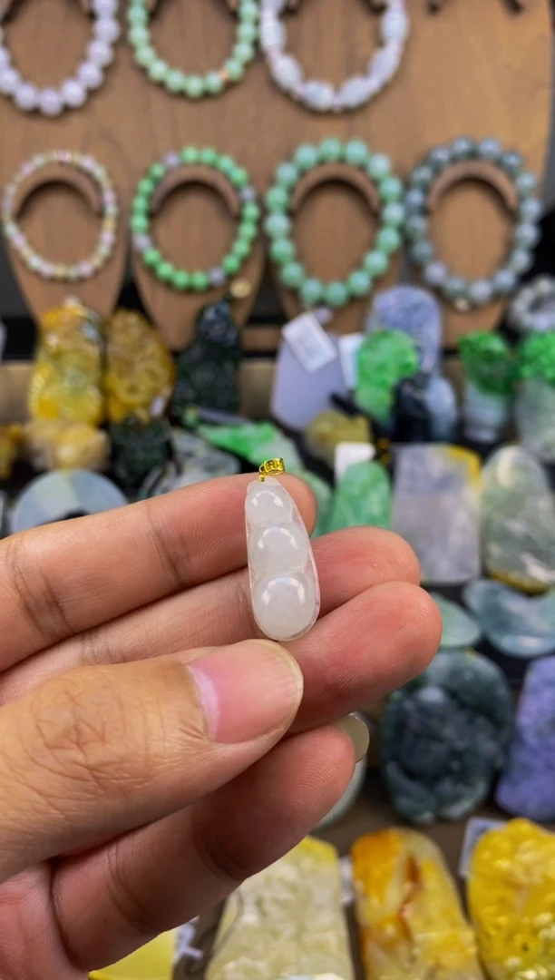 翡翠未镶嵌颈饰豆子