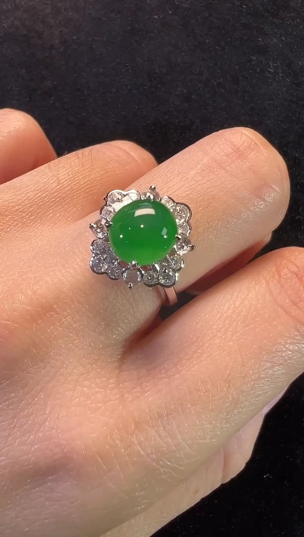 18K金镶嵌戒指翡翠高冰正阳绿蛋面戒指