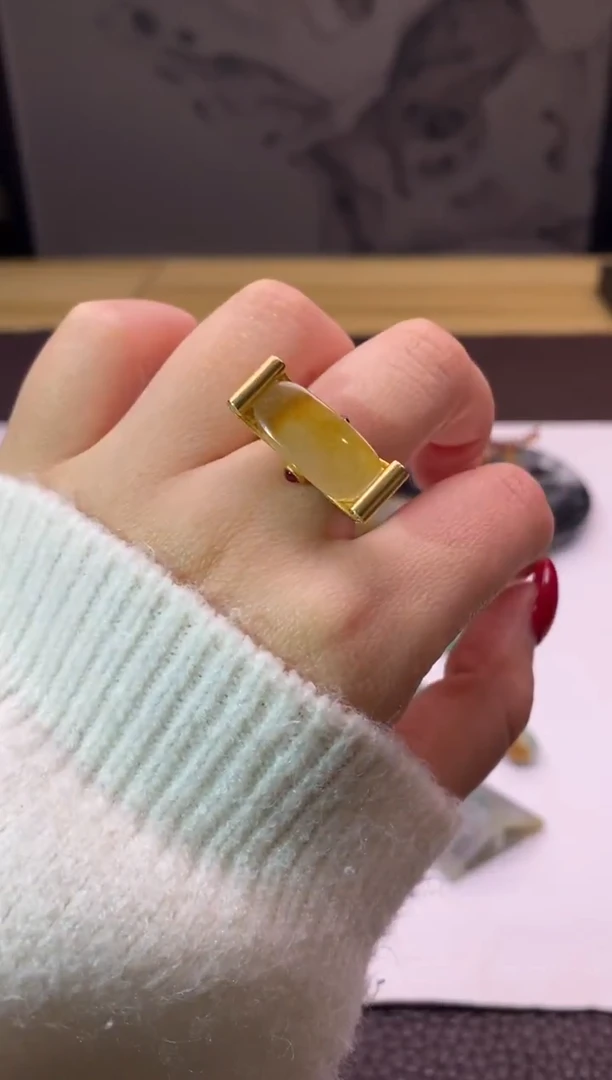 18K金镶嵌戒指翡翠18K金镶嵌戒指