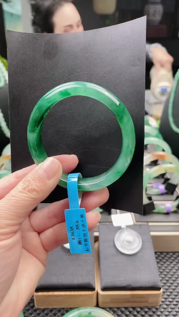 未镶嵌手镯石英质玉（非洲翠）手镯