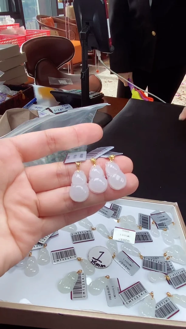 吊坠(不含链)18K金镶嵌翡翠葫芦18K金扣多样性发其一@@CMT1214-1