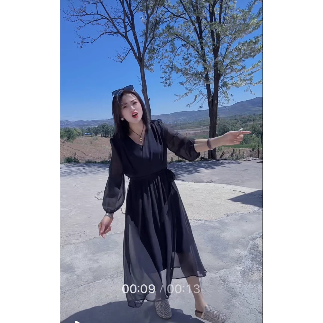 艳艳家 小众V领长袖薄纱收腰款连衣裙