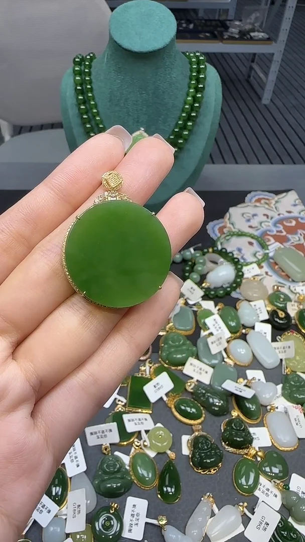 18K金镶嵌和田玉挂件1