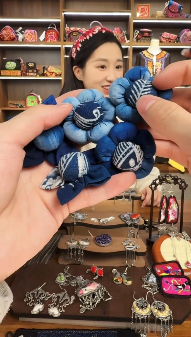 【闪购商品】织绣77蒙阿苏苗绣传承