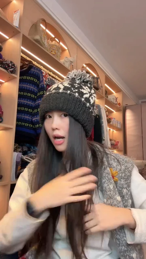 羊毛翻边黑色雪花帽