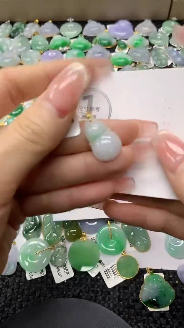 颈饰18K金镶嵌翡翠a货百元以下同包裹多件发出的只收取一单运费