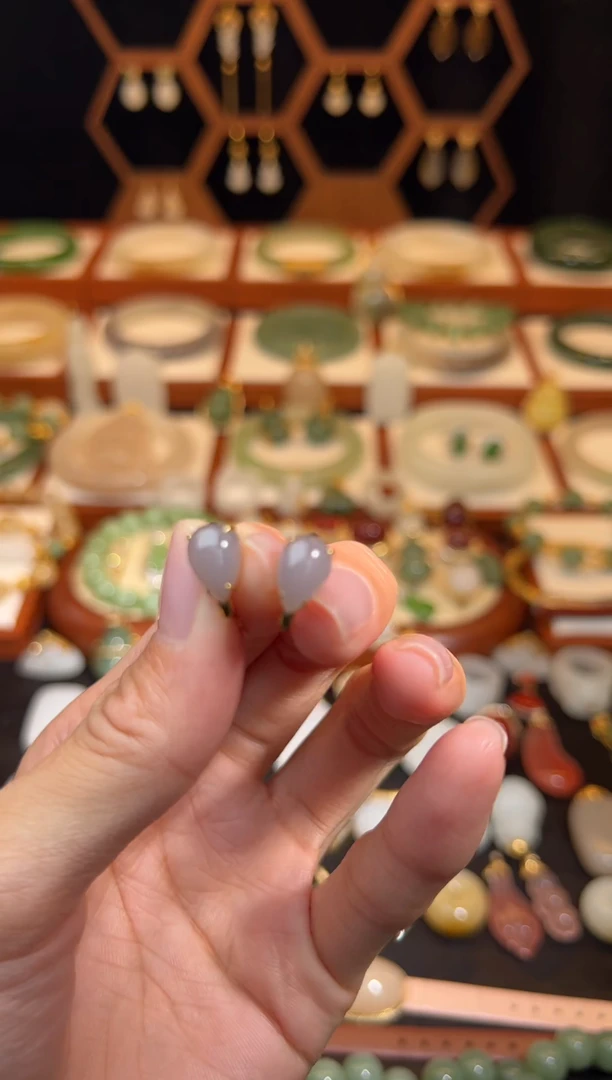 18K金镶嵌和田玉耳饰放漏