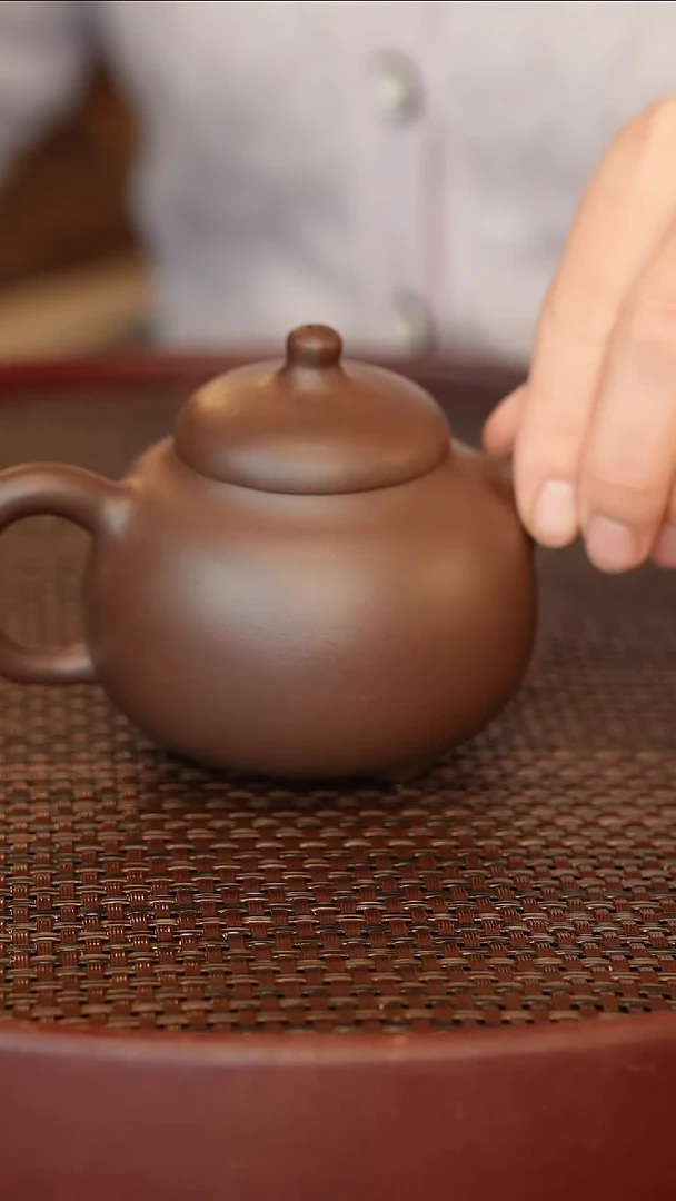 茶壶紫砂230c      三足乳丁
