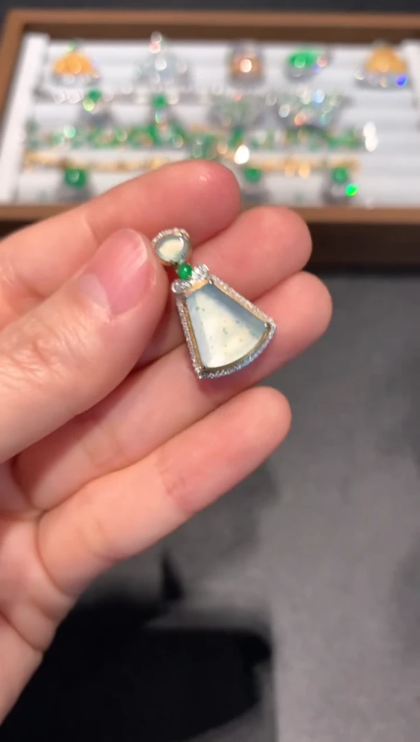 【闪购商品】翡翠吊坠(不含链)18K金镶嵌6800