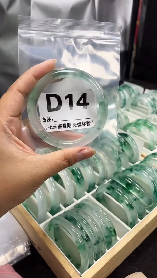 【闪购商品】石英岩玉手镯未镶嵌D14