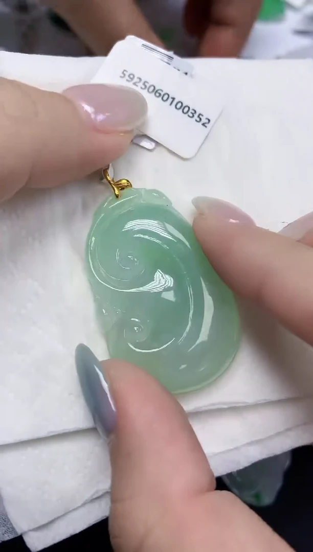 翡翠18K金镶嵌颈饰天然缅甸翡翠A货