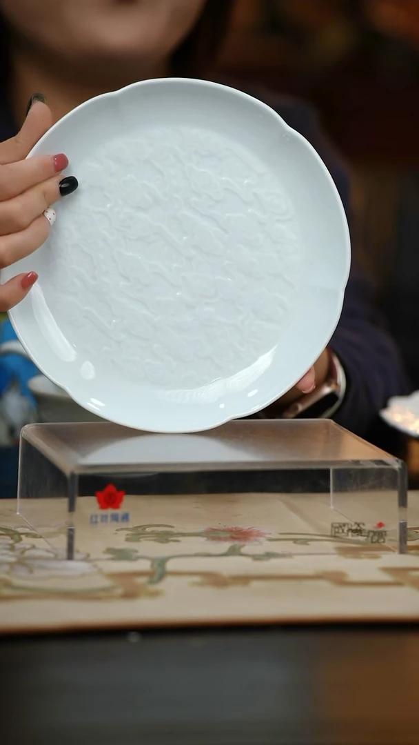 1个正价8寸影青雕刻祥云荷口碟