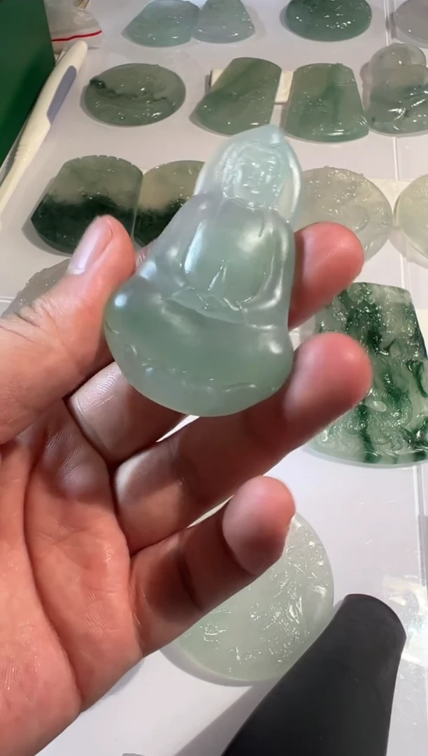 定制翡翠未镶嵌素衣观音