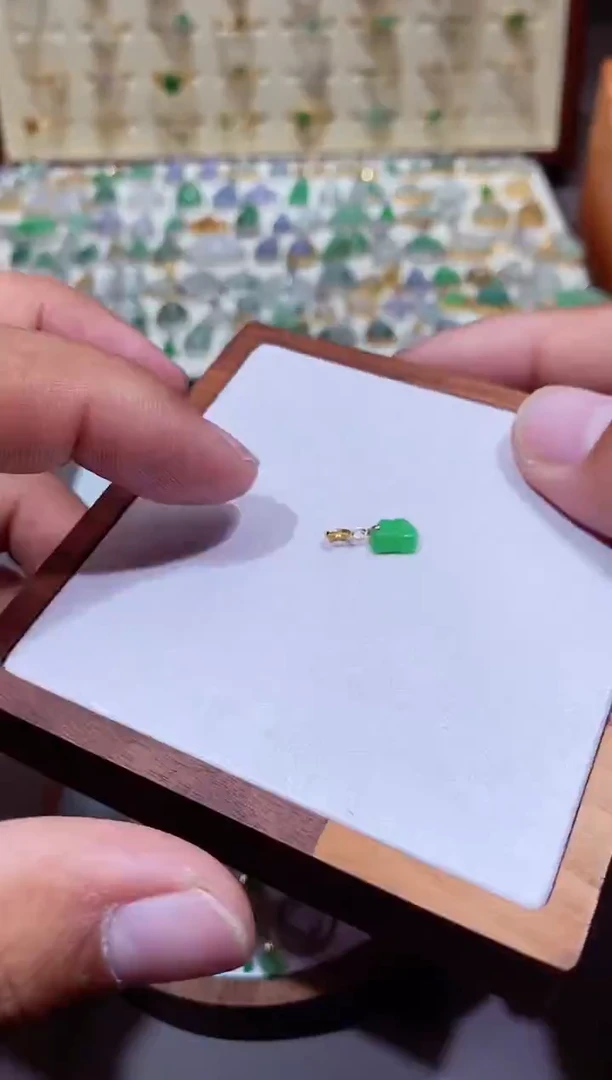 颈饰18K金镶嵌翡翠1111111