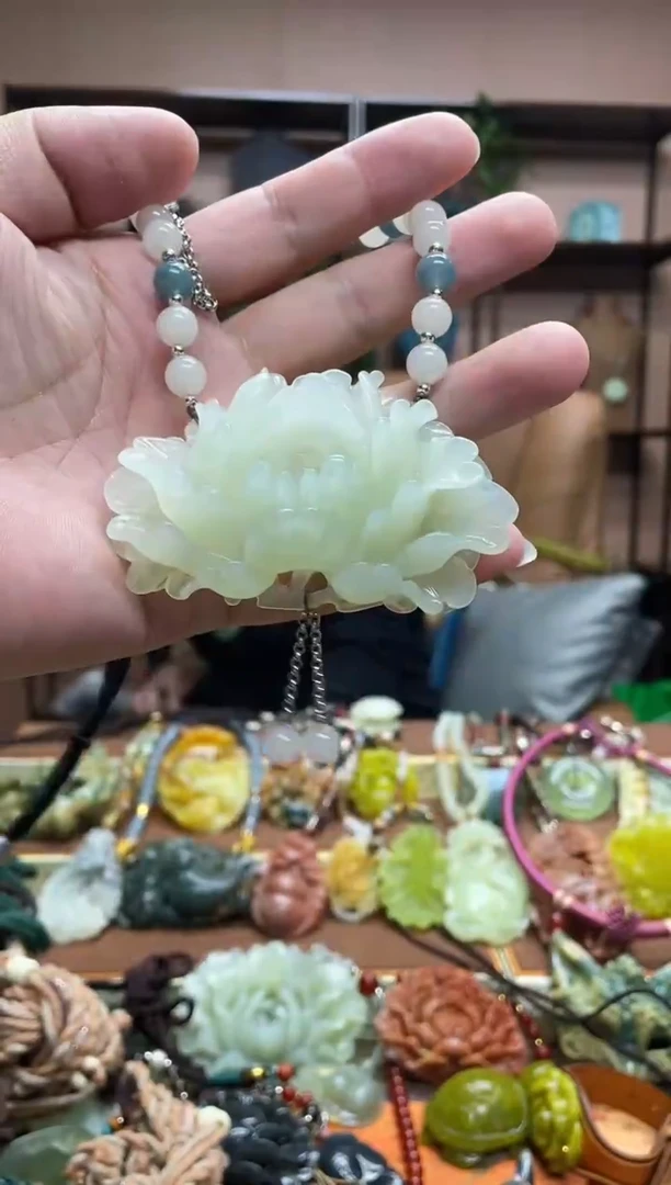 未镶嵌岫玉颈饰·