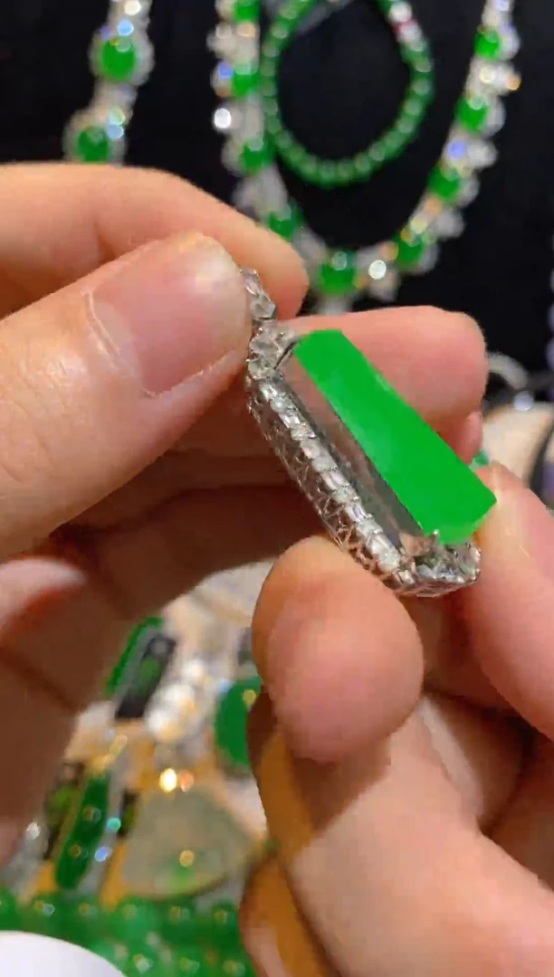 吊坠(赠链)18K金镶嵌翡翠翡翠吊坠