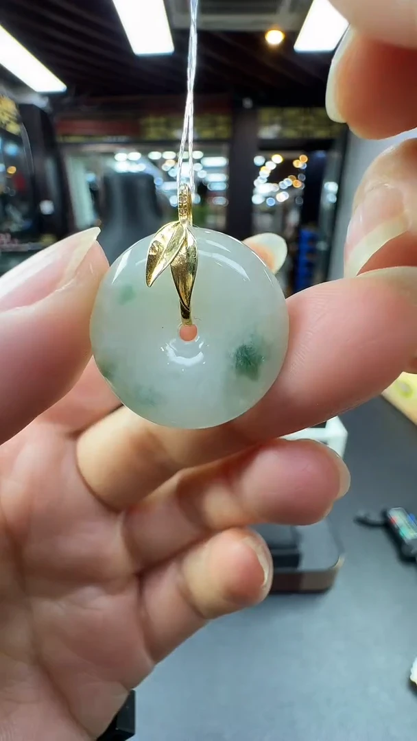 颈饰18K金镶嵌翡翠平安扣挂件