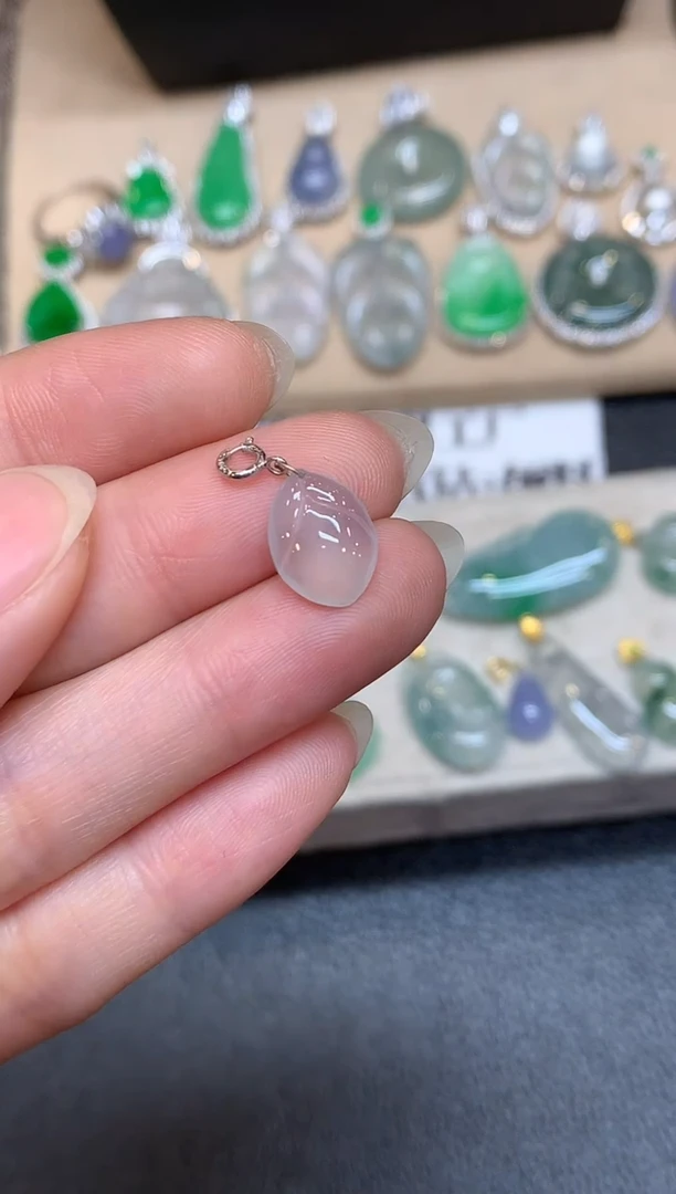 颈饰18K金镶嵌翡翠福瓜【无服务费