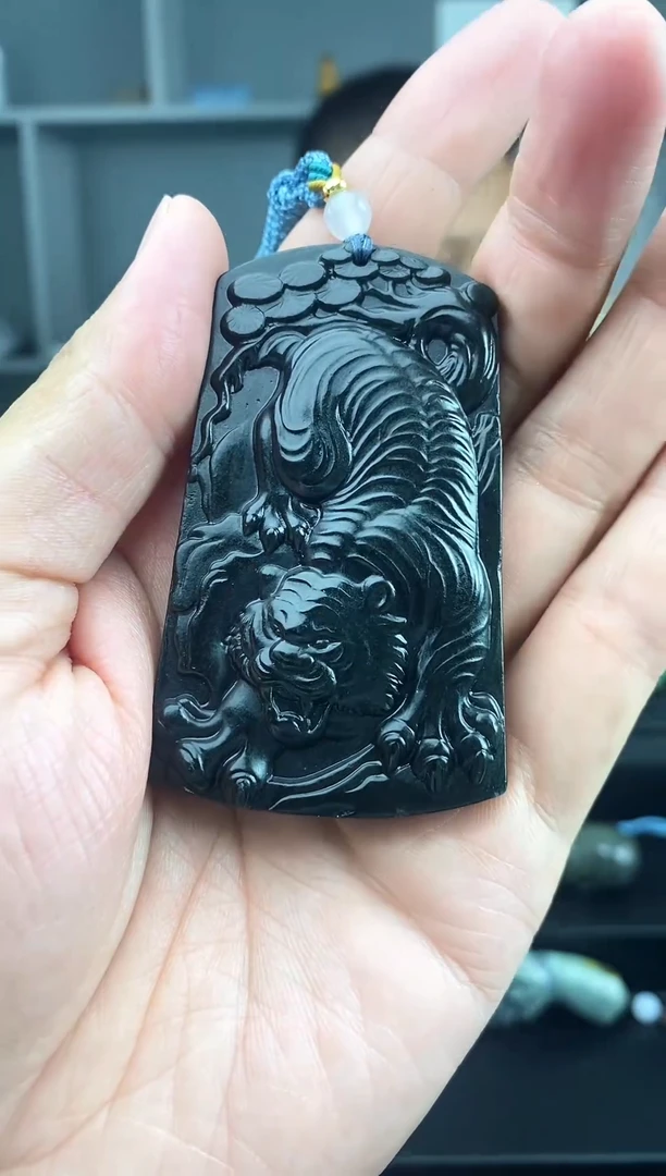 和田玉未镶嵌颈饰下山虎