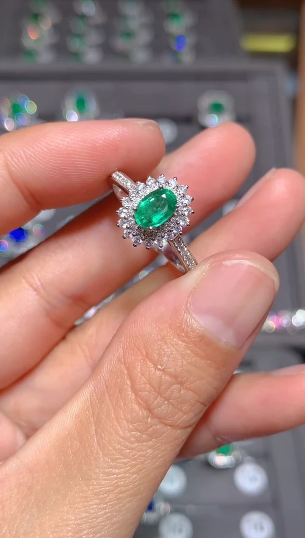 【闪购商品】祖母绿戒指18K金镶嵌0.5CT