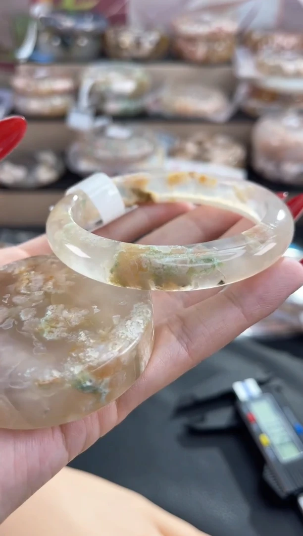 未镶嵌手镯石英质玉56