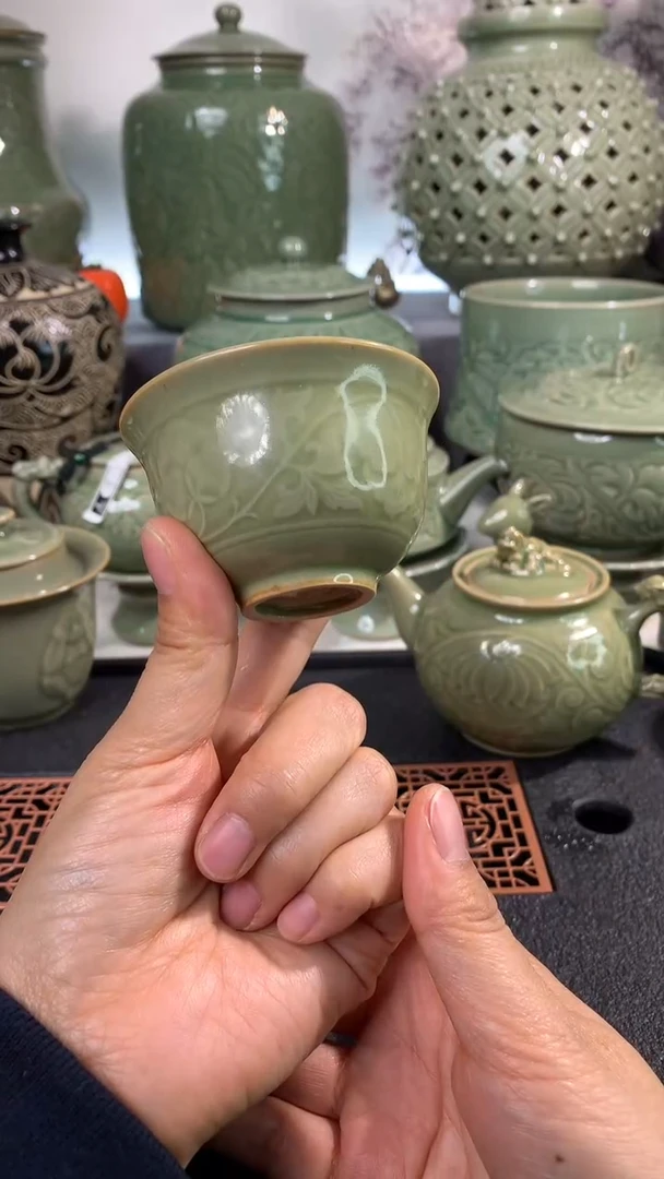 现代耀州窑微瑕青瓷差只牡丹小茶杯两只
