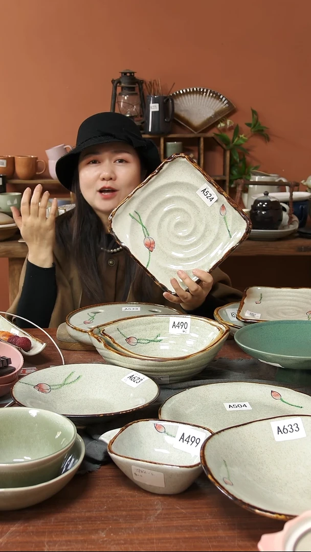 陶瓷A524 一只手绘荷花黑点螺纹方盘小号22.5*3可能微瑕