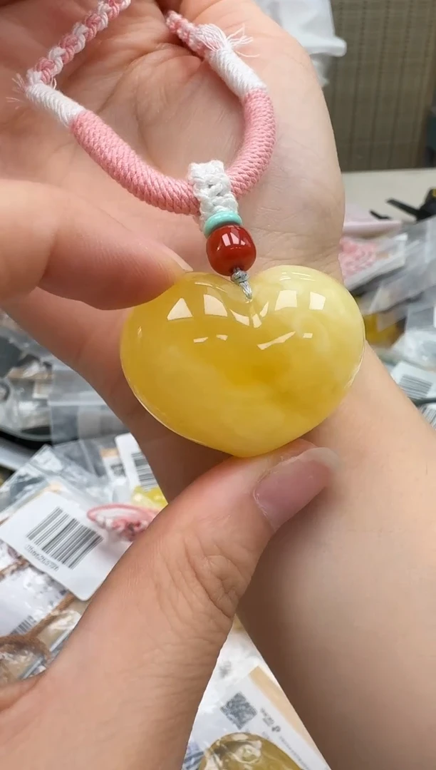 未镶嵌琥珀裸石如图