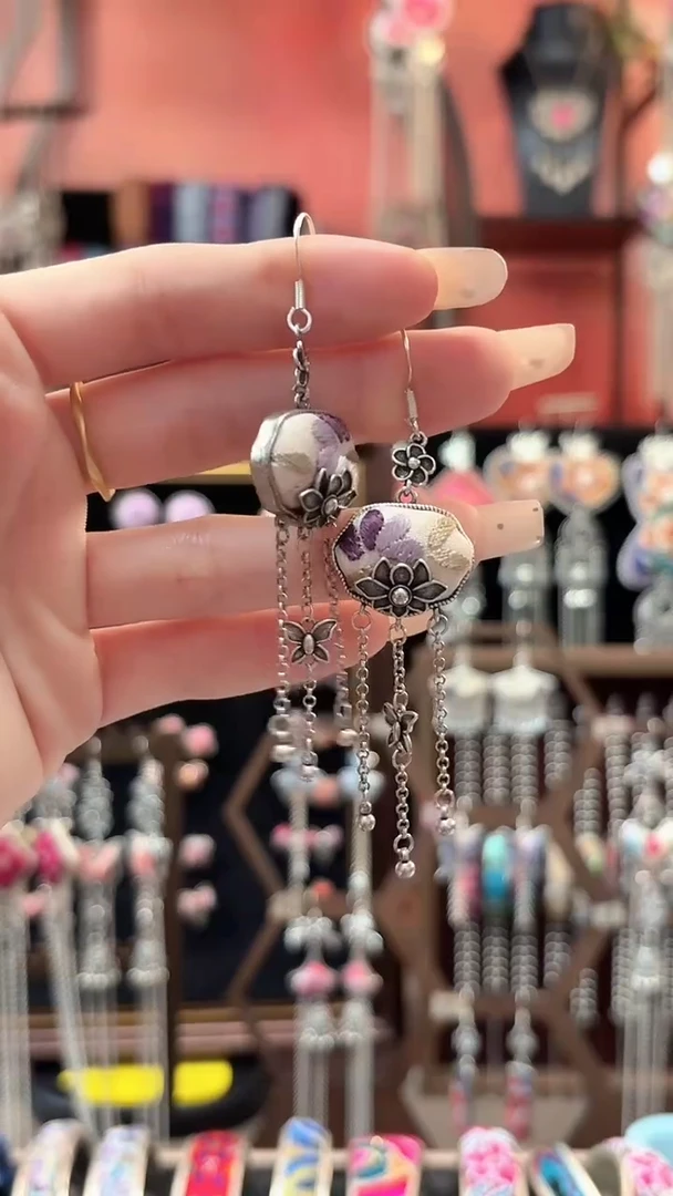 织绣 云织谣民族风精美饰品   100**