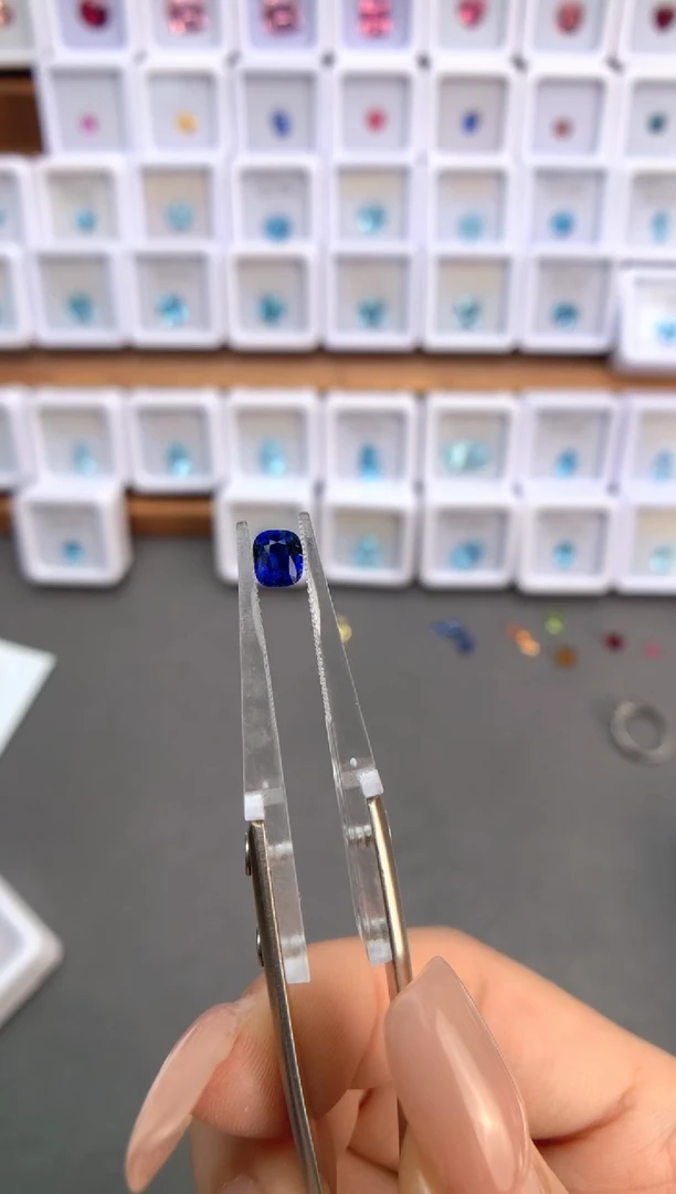 未镶嵌裸石定制蓝宝石0.59ct 皇家蓝