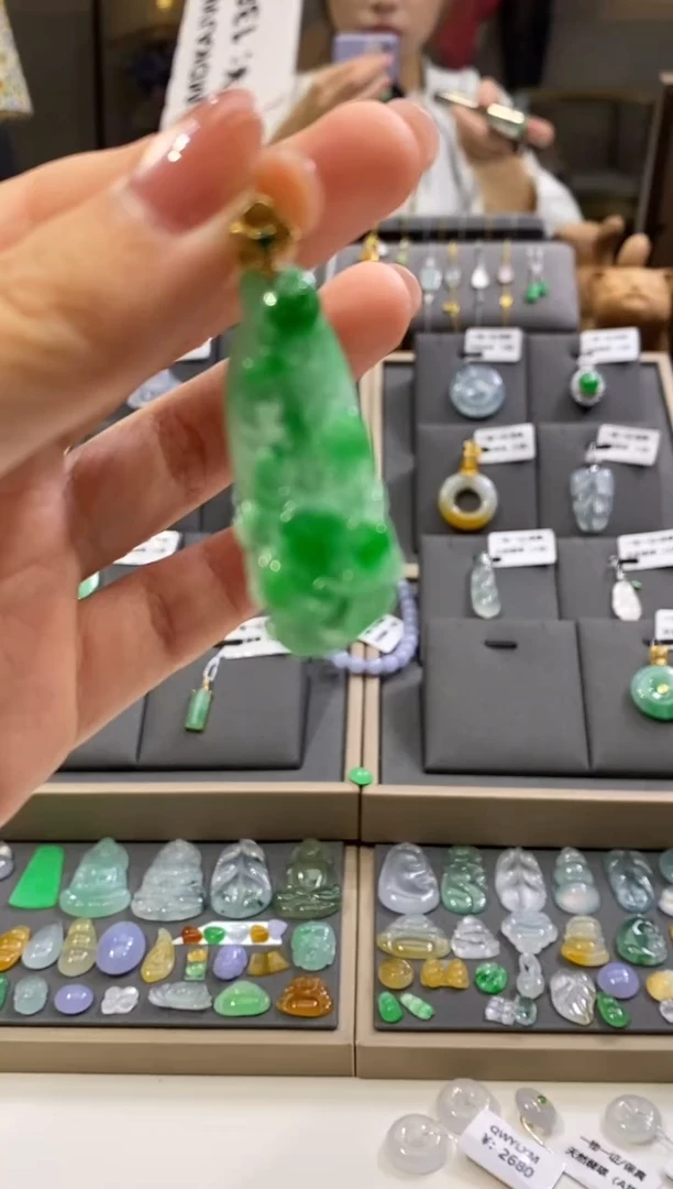 颈饰18K金镶嵌翡翠白菜