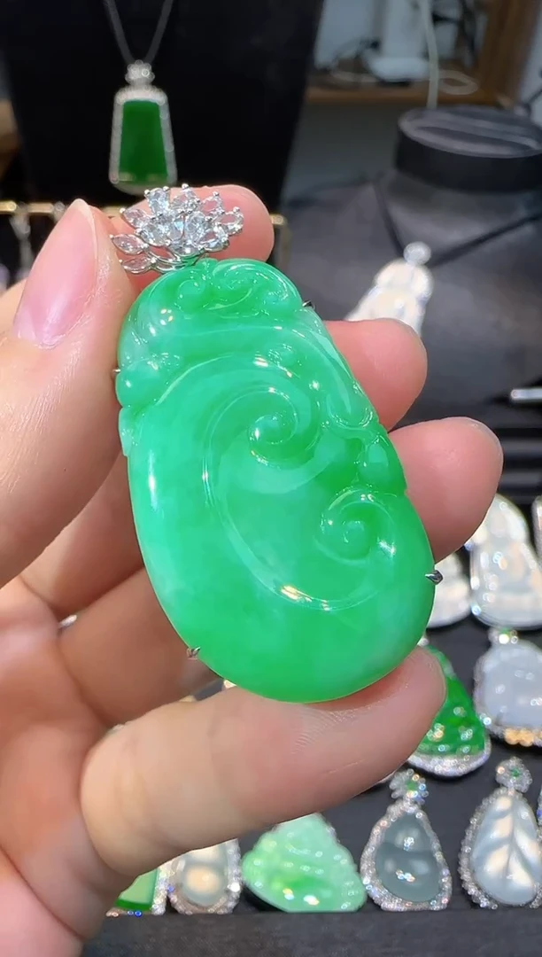 【闪购商品】翡翠吊坠(不含链)18K金镶嵌阳绿如意吊坠