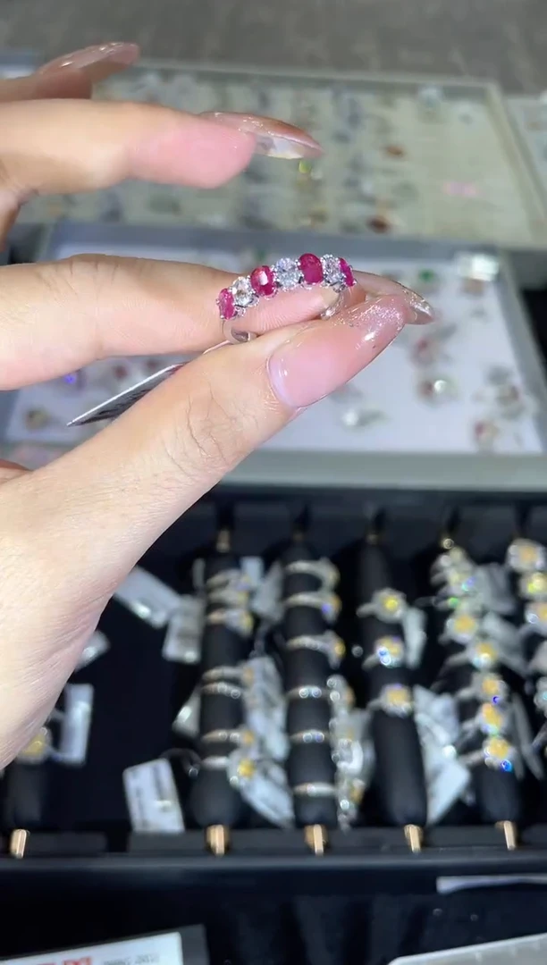 18K金镶嵌戒指红宝石GZDZ