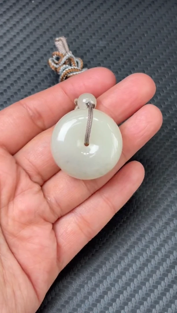 吊坠(赠链)未镶嵌和田玉和田黑山微色差平安扣