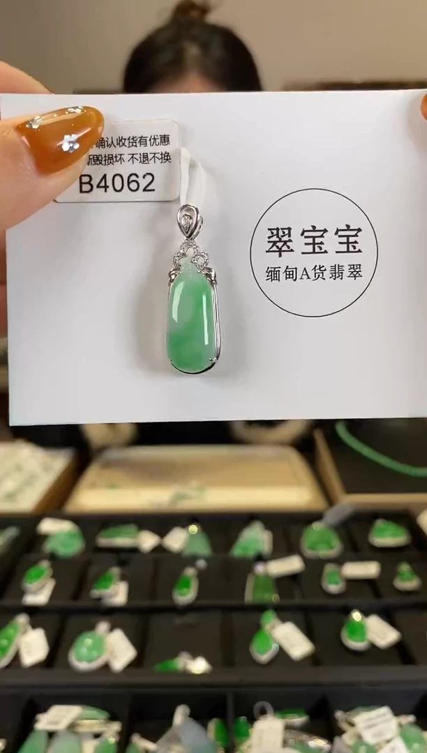 【闪购商品】翡翠颈饰18K金镶嵌B4062 福瓜 含运营费