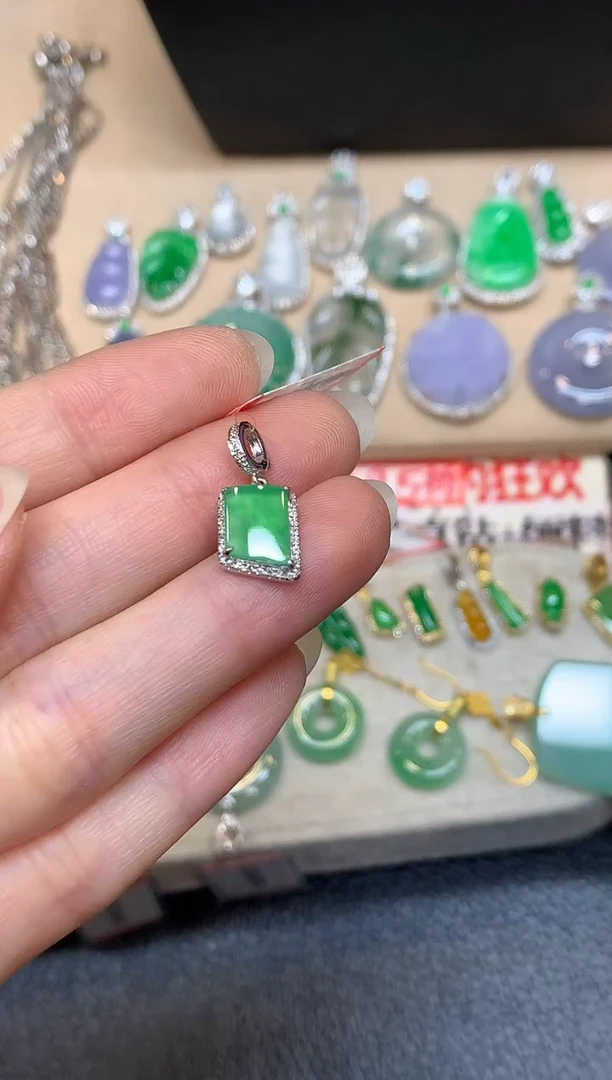 颈饰18K金镶嵌翡翠无事牌【无服务费