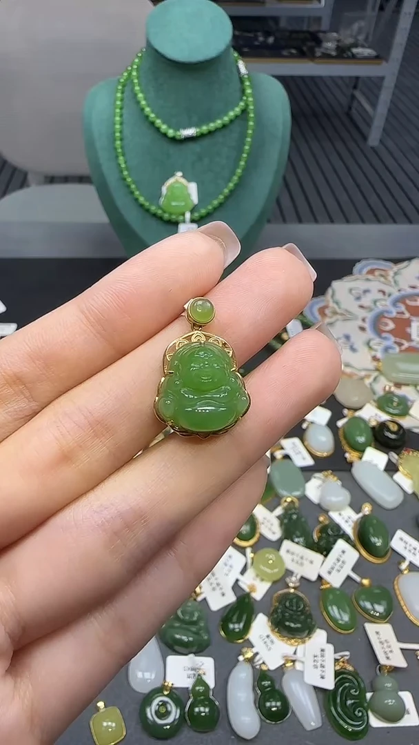 18K金镶嵌和田玉挂件1