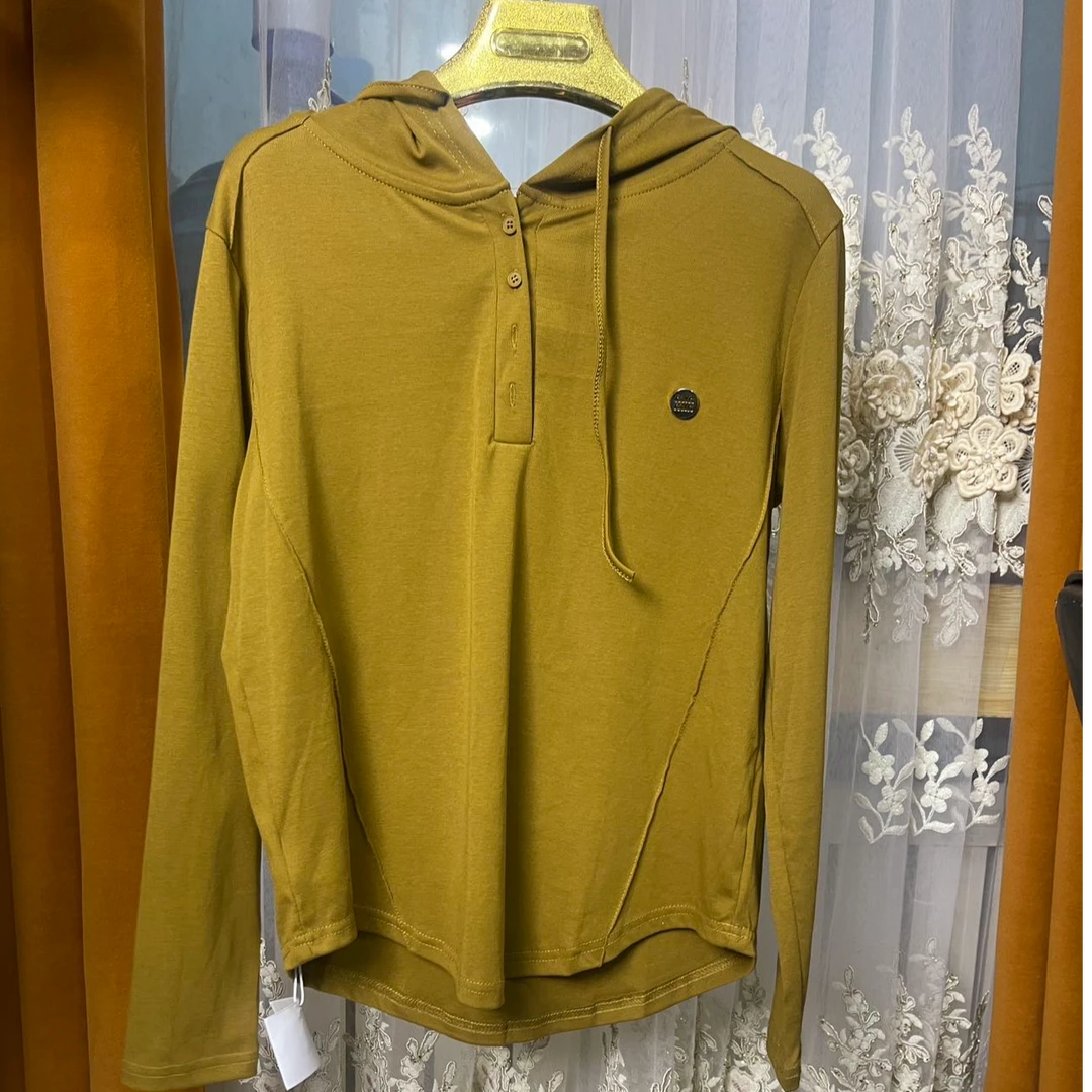 简约百搭白色连帽长袖上衣，尽显休闲时尚