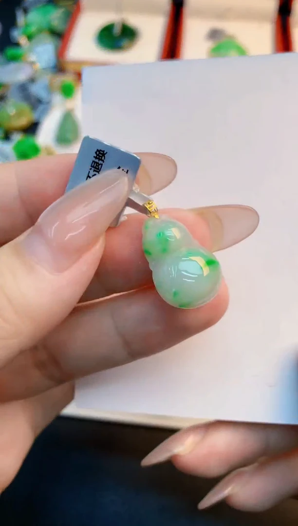 翡翠未镶嵌颈饰1