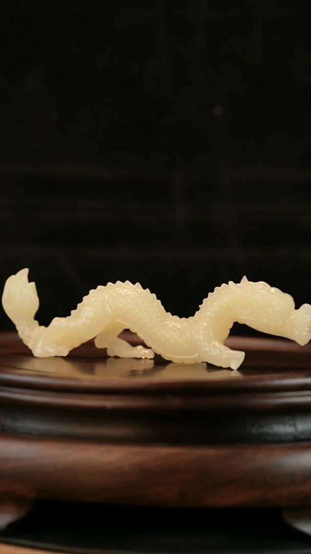 云南石竹叶青雕刻：祥龙纳福