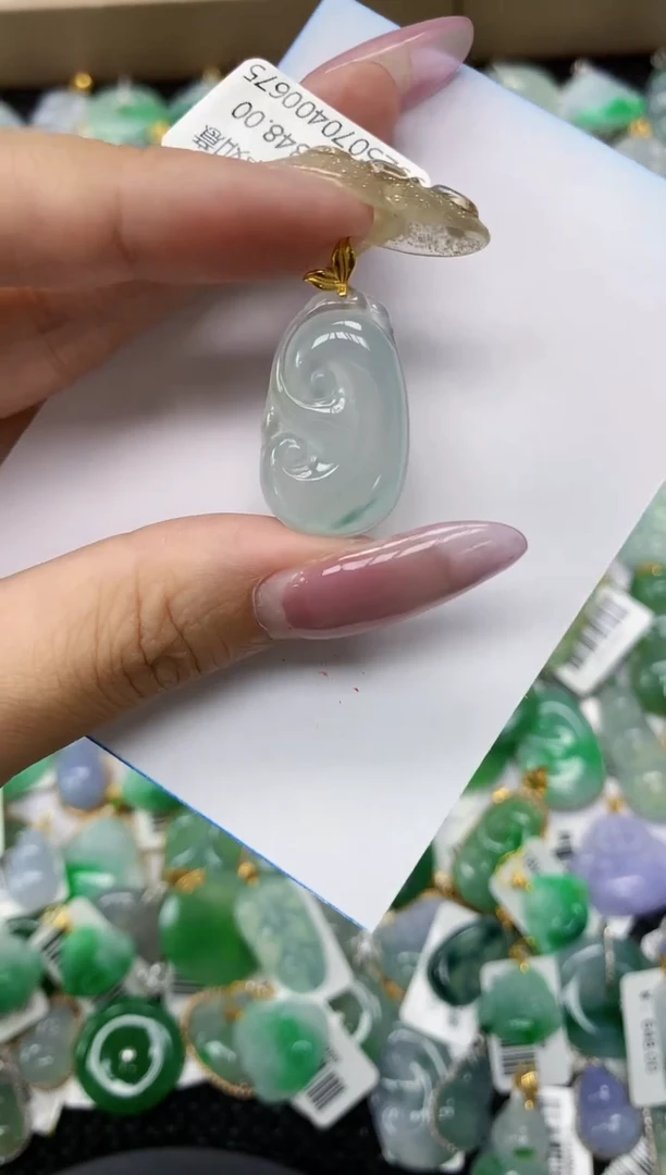 翡翠18K金镶嵌颈饰1111111111