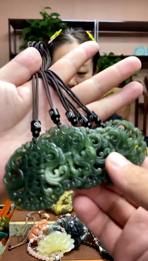 未镶嵌岫玉颈饰多样性发货发其中之一